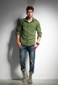 mężczyzna w jeansach - stylizacja z zieloną koszulą