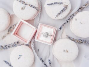 Sentymentalne upominki i biżuteria na luty